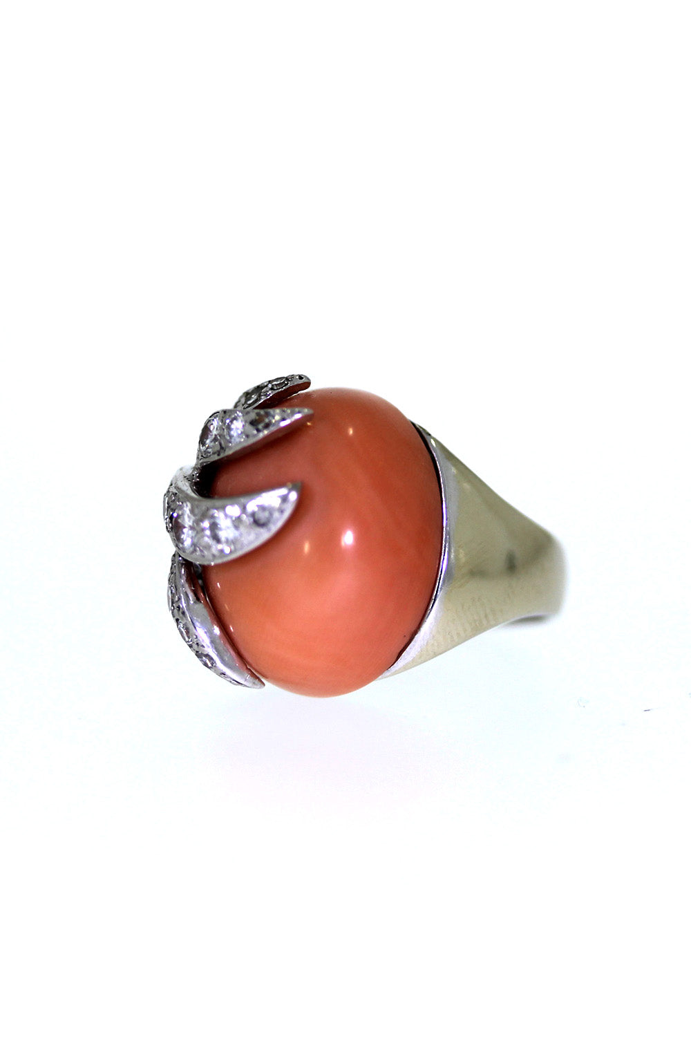 Weißgoldener Ring mit Engelshaut Koralle