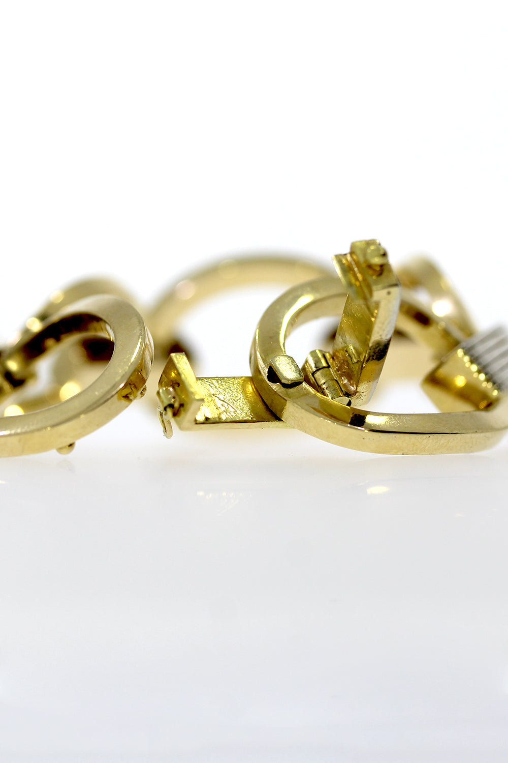 Massives, handgearbeitetes Goldarmband