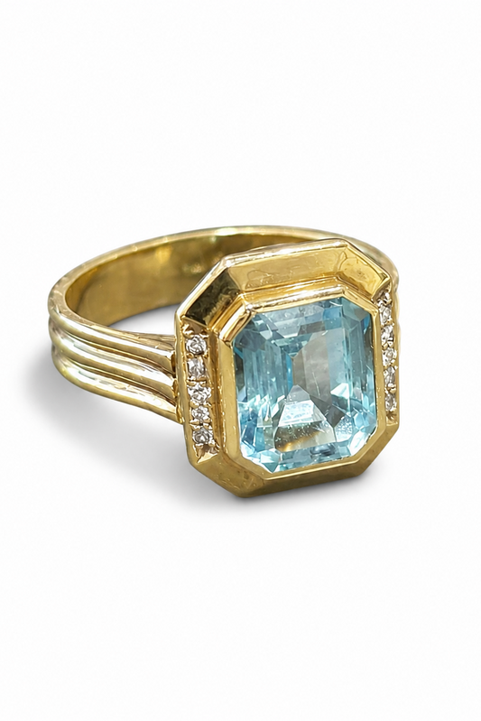 Eleganter Blautopas-Ring in 585 Gelbgold mit Diamantbesatz