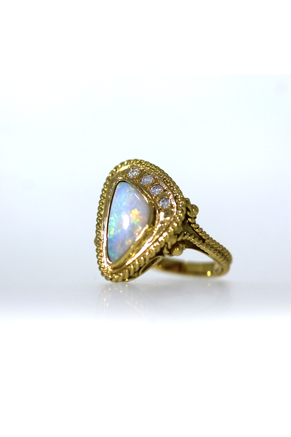 Handgefertigter Opalring